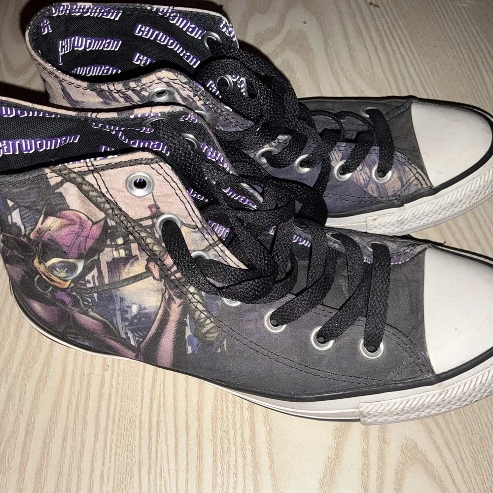 RARE🔥 Converse x CatWoman Vintage Comic Print Sz 5 Men's -‎ 7Women's Shoes
